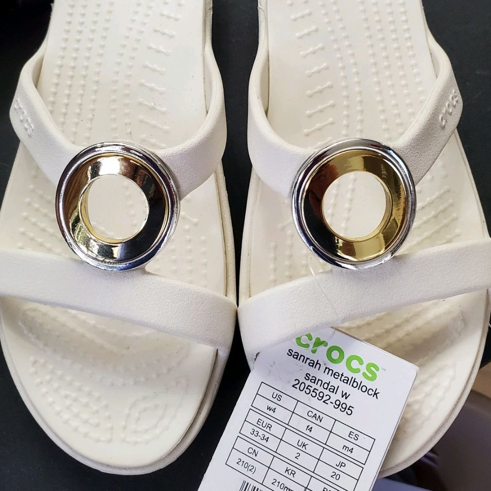 Crocs Sanrah Circle Slide Sandals Oyster/2 Tone (Silver/Gold) - Women’s Size 4